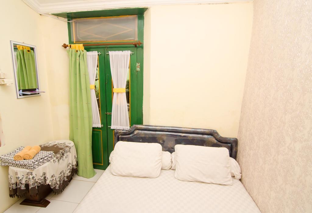 Pendopo Andari Homestay Джокьякарта Экстерьер фото