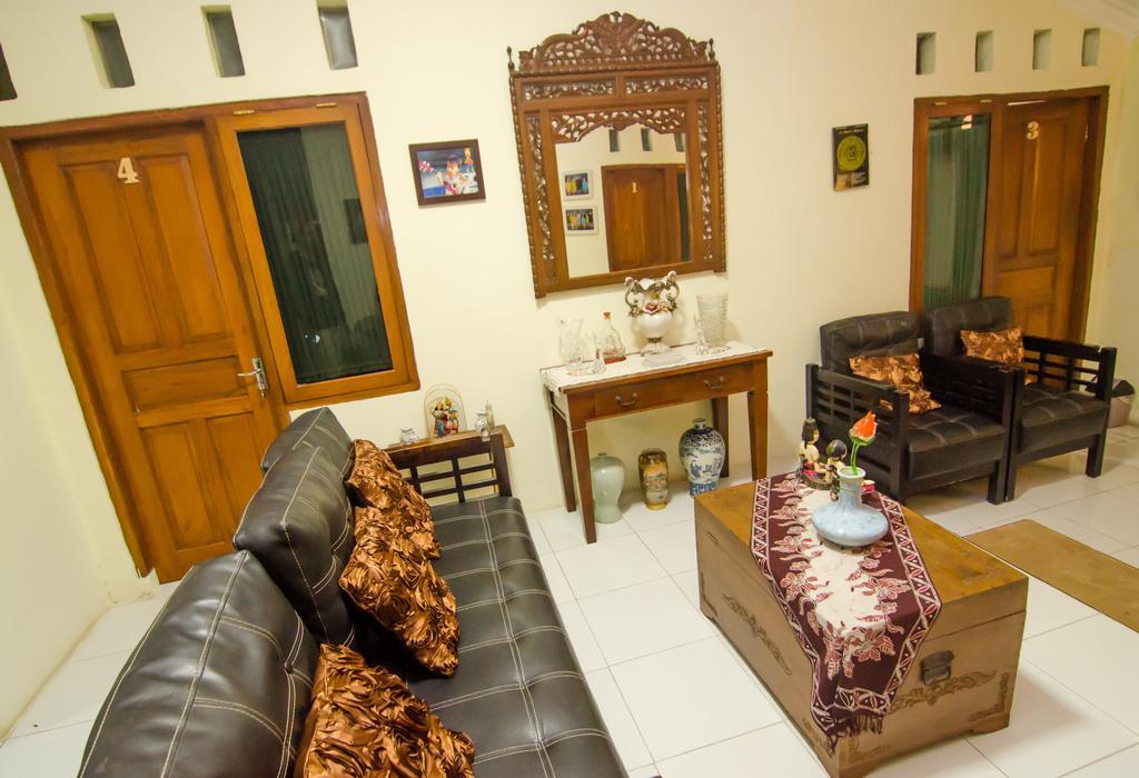 Pendopo Andari Homestay Джокьякарта Экстерьер фото
